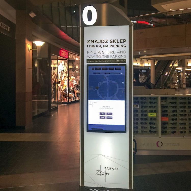 Stand szklany interaktywny z monitorem dotykowym wykonany dla Centrum Handlowego Złote Tarasy