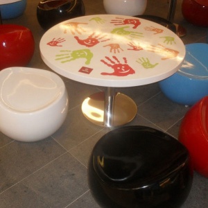 Pufy i stoliki dla dzieci wykonane z włókna szklanego i żywicy