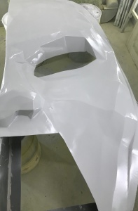 maska z włókna szklanego pomalowana lakierem podkładowym