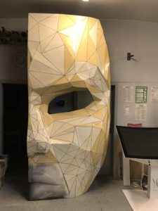 Stand w kształcie maski do restauracji Different po malowaniu trójkątów